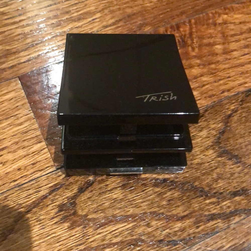 NWOT Trish McEvoy refillable double decker compact